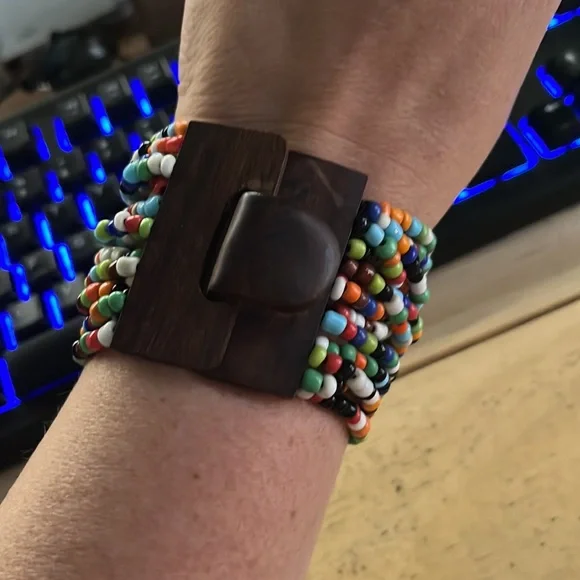 Bead bracelet with wooden closure - Picture 4 of 5